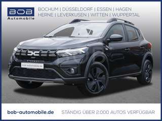 Schräge Frontansicht auf einen Dacia Sandero , freigestellt