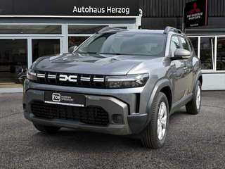 Schräge Frontansicht auf einen Dacia Duster , freigestellt