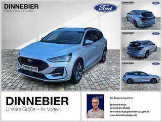 Schräge Frontansicht auf einen Ford Focus , freigestellt