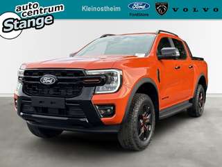 Schräge Frontansicht auf einen Ford Ranger , freigestellt