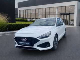 Schräge Frontansicht auf einen Hyundai i30 , freigestellt