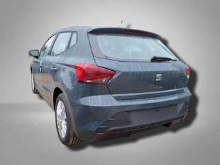 Schräge Frontansicht auf einen SEAT Ibiza , freigestellt