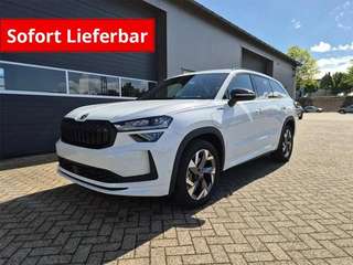 Schräge Frontansicht auf einen Skoda Kodiaq , freigestellt