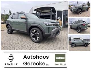 Schräge Frontansicht auf einen Dacia Duster , freigestellt