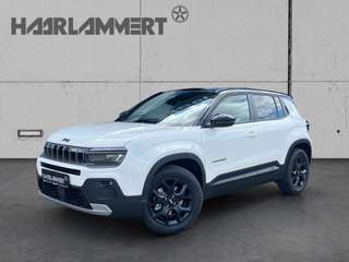 Schräge Frontansicht auf einen Jeep Avenger , freigestellt