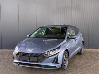 Schräge Frontansicht auf einen Hyundai i20 , freigestellt