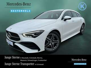 Schräge Frontansicht auf einen Mercedes-Benz CLA , freigestellt