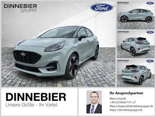 Schräge Frontansicht auf einen Ford Puma , freigestellt