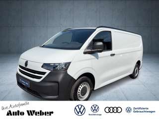 Schräge Frontansicht auf einen Volkswagen Transporter , freigestellt