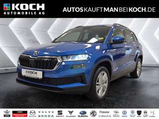 Schräge Frontansicht auf einen Skoda Karoq , freigestellt