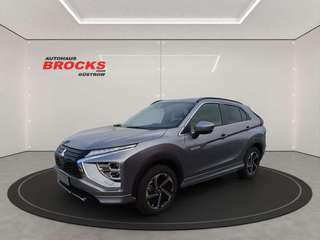 Schräge Frontansicht auf einen Mitsubishi Eclipse Cross , freigestellt