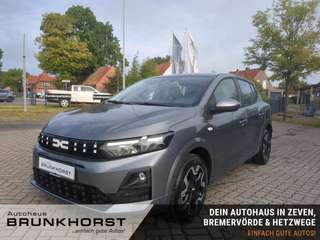 Schräge Frontansicht auf einen Dacia Sandero , freigestellt
