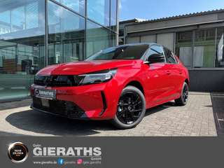 Schräge Frontansicht auf einen Opel Corsa , freigestellt