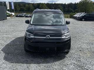 Schräge Frontansicht auf einen Volkswagen Caddy , freigestellt