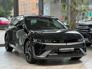 Schräge Frontansicht auf einen Hyundai IONIQ , freigestellt
