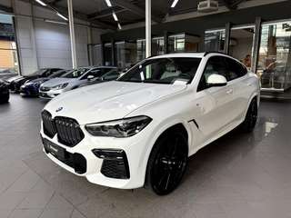 Schräge Frontansicht auf einen BMW X6 , freigestellt