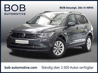 Schräge Frontansicht auf einen Volkswagen Tiguan , freigestellt