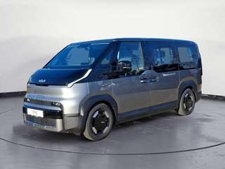 Schräge Frontansicht auf einen Kia PV5 Passenger , freigestellt