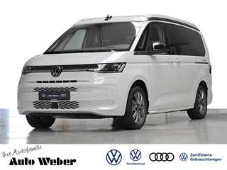 Schräge Frontansicht auf einen Volkswagen California , freigestellt