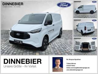 Schräge Frontansicht auf einen Ford Transit Custom , freigestellt