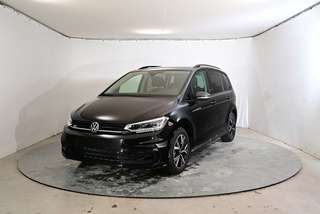 Schräge Frontansicht auf einen Volkswagen Touran , freigestellt