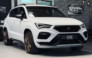 Schräge Frontansicht auf einen CUPRA Ateca , freigestellt