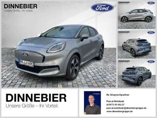 Schräge Frontansicht auf einen Ford Puma , freigestellt