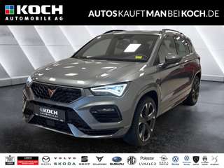 Schräge Frontansicht auf einen CUPRA Ateca , freigestellt