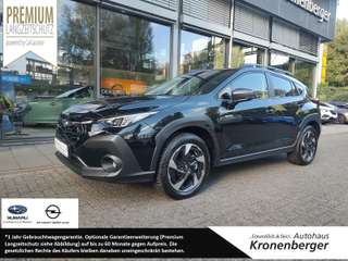 Schräge Frontansicht auf einen Subaru Crosstrek , freigestellt