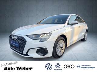 Schräge Frontansicht auf einen Audi A3 , freigestellt