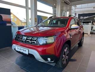 Schräge Frontansicht auf einen Dacia Duster , freigestellt