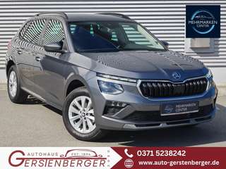 Schräge Frontansicht auf einen Skoda Kamiq , freigestellt