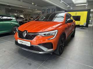 Schräge Frontansicht auf einen Renault Arkana , freigestellt
