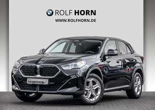 Schräge Frontansicht auf einen BMW X2 , freigestellt