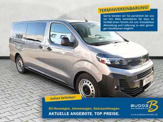 Schräge Frontansicht auf einen Opel Vivaro , freigestellt