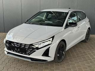 Schräge Frontansicht auf einen Hyundai i20 , freigestellt