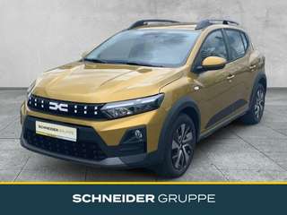 Schräge Frontansicht auf einen Dacia Sandero , freigestellt