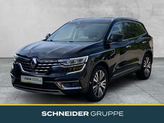 Schräge Frontansicht auf einen Renault Koleos , freigestellt