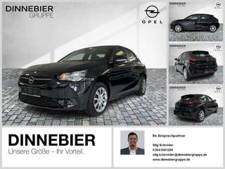 Schräge Frontansicht auf einen Opel Corsa , freigestellt