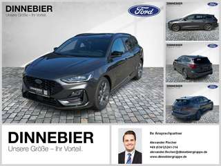 Schräge Frontansicht auf einen Ford Focus , freigestellt