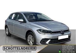 Schräge Frontansicht auf einen Volkswagen Polo , freigestellt