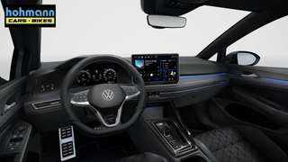 Schräge Frontansicht auf einen Volkswagen Golf , freigestellt