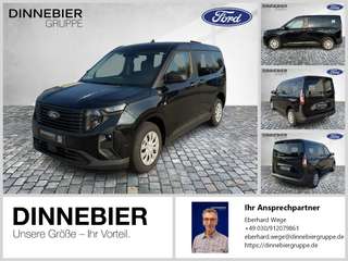 Schräge Frontansicht auf einen Ford Tourneo Courier , freigestellt