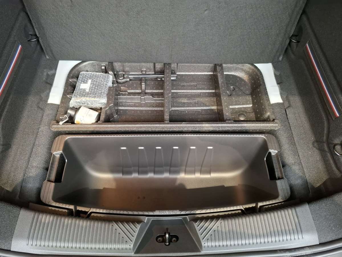 Fahrzeugbild eines Renault 4 E-TECH