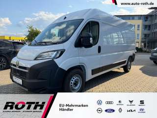 Schräge Frontansicht auf einen Opel Movano , freigestellt