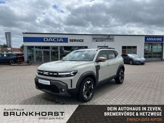 Schräge Frontansicht auf einen Dacia Duster , freigestellt