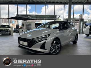 Schräge Frontansicht auf einen Hyundai i20 , freigestellt