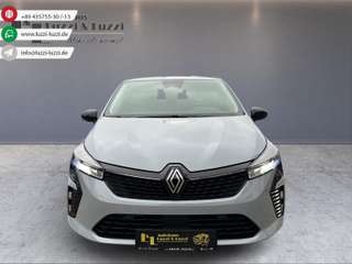 Schräge Frontansicht auf einen Renault Clio , freigestellt