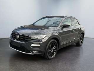 Schräge Frontansicht auf einen Volkswagen T-Roc , freigestellt