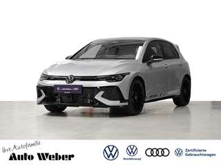 Schräge Frontansicht auf einen Volkswagen Golf , freigestellt